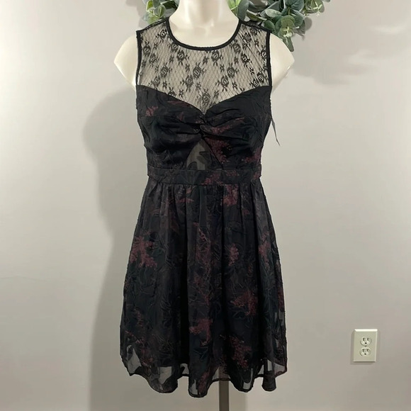 NWT BCBGeneration Sleeveless Sheer Floral Overlay Lace Top Dress Black 0 - Picture 1 of 15